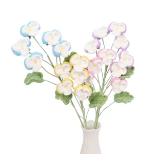 Handgefertigter gehäkelter Stiefmütterchen-Blumenstrauß für die Heimdekoration.