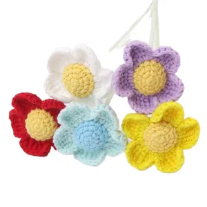 Fiori colorati all'uncinetto in lana per bouquet fai-da-te e regali floreali