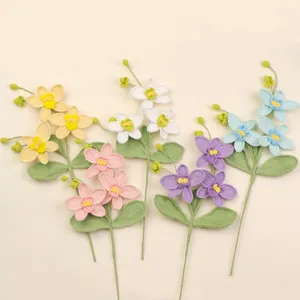 Detailansicht handgefertigter Häkel-Phalaenopsis-Orchideen in verschiedenen sanften Pastellfarben