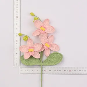 Handgefertigte gehäkelte Phalaenopsis-Orchidee mit Maßen am Zentimeter-Lineal