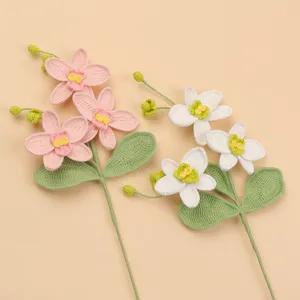 Detailaufnahme handgehäkelter Phalaenopsis-Orchideenblüten in Rosa und Weiß