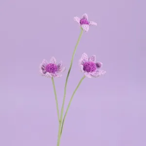 Margaritas de ganchillo hechas a mano en color lavanda para decoración de hogar
