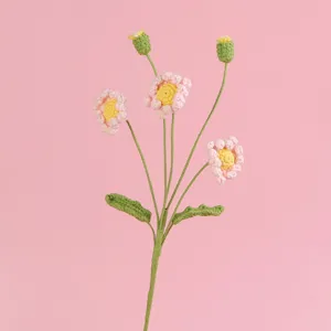 Detaillierte Makroansicht eines handgefertigten rosa Häkel-Gänseblümchen-Zweigs