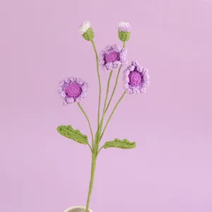 Detailansicht eines lila Häkel-Chrysanthemen-Blütenzweigs mit dekorativen feinen Knospen.
