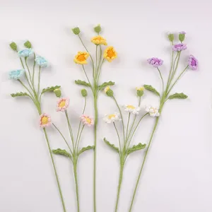 Handgefertigte bunte gehäkelte Gänseblümchen-Zweige aus Pastell-Wollgarn für Blumensträuße