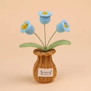 Close-up van een handgemaakte gehaakte klokjesbloem potplant met een HandMade-label