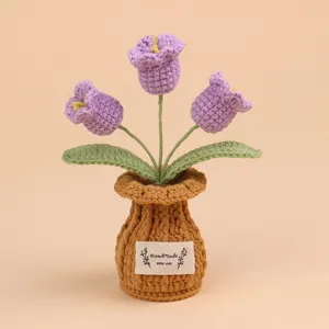 Macro-weergave van handgemaakte paarse gehaakte bloempot met decoratief etiket