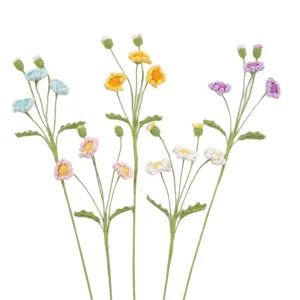 Handgefertigter gehäkelter Gänseblümchen-Blumenstrauß in verschiedenen Farben für Wohndekor