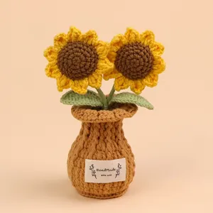 Detailopname van handgemaakte gehaakte zonnebloem in pot met decoratief label op vaas