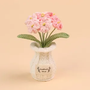 Detailweergave van handgehaakte roze bloempot met 'HandMade'-label