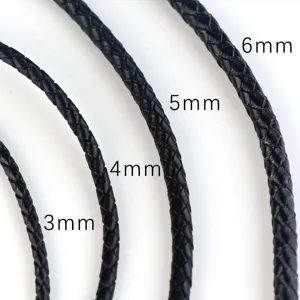 Detalle de los cordones de cuero vacuno trenzado negro de 3 mm a 6 mm de diámetro.
