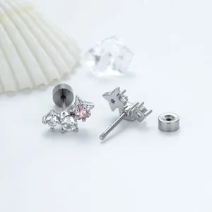 Zilveren ster oorknopjes met roze kristallen en titanium schroefsluiting voor piercings