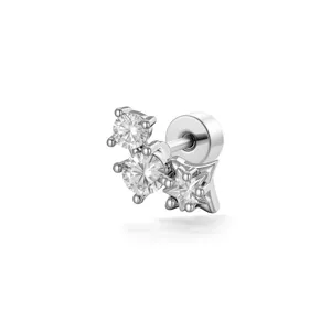 Elegante zilveren titanium oorknopje met ster en ronde heldere zirkonia steentjes