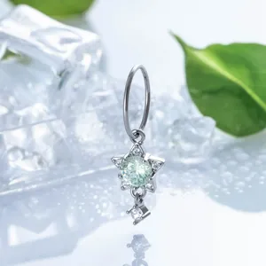 Sternförmiger Ohrring mit lindgrünem Edelstein und Kristallen auf erfrischendem Eisgrund