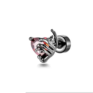 Donkere gotische botklauw skelet hand piercing met een rood hartvormig edelsteen