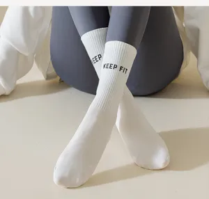 Bequeme weiße Baumwoll-Mittelrohr-Sportsocken mit KEEP FIT Buchstaben für den Alltag.