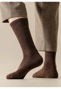 Herren Wollwadenstrümpfe Detailaufnahme, kuschelig brauner Rippstrick für Winter.