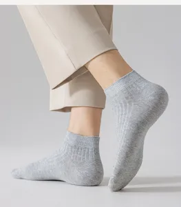Men grey ribbed ankle socks close up, soft cotton material, comfortable solid color daily wear.
