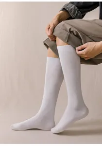 Vue détaillée de chaussettes longues unies blanches pour hommes, idéal pour costume.