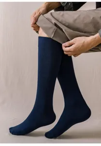 Chaussettes hautes homme en coton bleu marine uni, vue détaillée de la coupe sur le mollet.