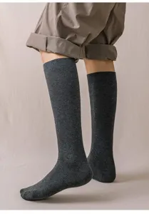 Chaussettes longues homme gris foncé en coton, chaussettes hautes de costume pour automne hiver.