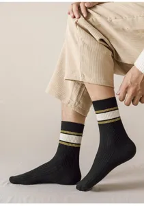 Gros plan de chaussettes mi-hautes en coton pour homme en noir classique à rayures stylées.