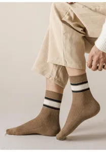 Vue de détail des chaussettes mi-hautes en coton homme, avec un bord côtelé et rayures.