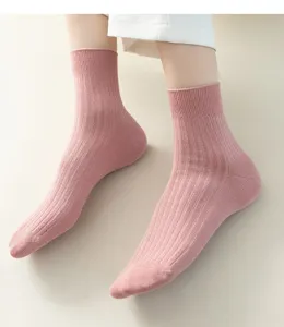 Calzini al polpaccio in cotone a coste rosa vista dettagliata, tessuto morbido e comoda vestibilità.