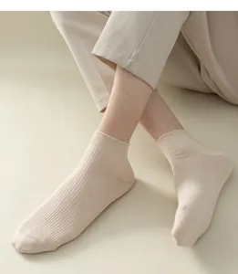 Gros plan détaillé de chaussettes courtes pour hommes en coton côtelé beige, texture.