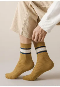 Vue détaillée de chaussettes côtelées avec des rayures bleues et blanches moutarde.