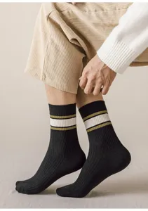 Chaussettes mi-hautes pour hommes en coton pur avec rayures rétro classiques d'automne.