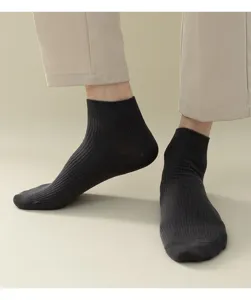Chaussettes courtes côtelées en coton homme printemps été, détail vêtement décontracté.