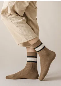 Vue détaillée de chaussettes homme en coton marron avec élégants détails de rayures contrastées.