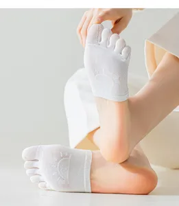 Gros plan sur les chaussettes d'avant-pied en mesh blanc respirant avec de fins détails.
