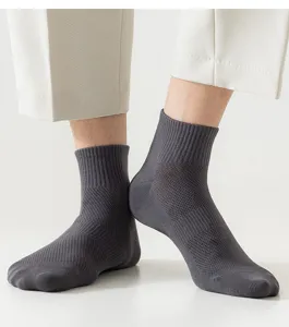 Chaussettes mi-mollet pour homme en gris foncé uni dotées d'un tricot mesh respirant.