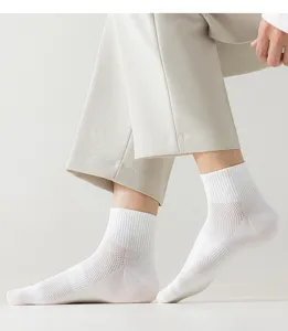 Vue de détail des chaussettes mi-hautes en coton respirant pour hommes en blanc uni.