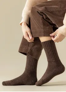Nahaufnahme von dicken Wollsocken für Herren, geripptes Design für warme Wintertage.