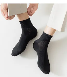 Chaussettes mi-hautes homme en coton mesh respirant noir, confortables et élégantes.