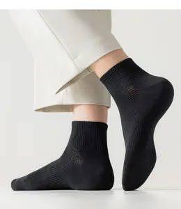 Vue détaillée de chaussettes noires en maille pour hommes, montrant texture et maintien.