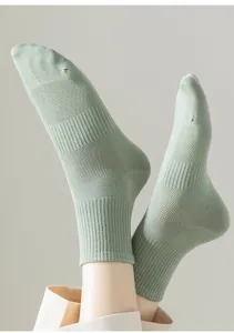 Breathable mesh mid-tube socks for women, light green solid color casual cotton socks.