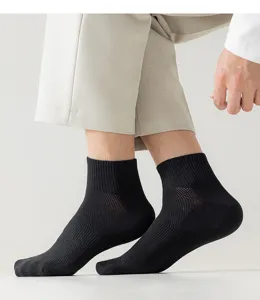 Gros plan détaillé de chaussettes mi-mollet pour hommes en mesh respirant noir uni.