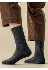Dicke thermische Wollsocken für Herren in Dunkelgrau mit Rippbündchen für den Winter.
