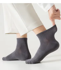 Chaussettes montantes homme en coton respirant gris foncé, design uni confortable.