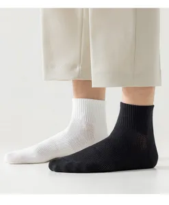 Vue detaillee de chaussettes mi-mollet en coton mesh respirant pour hommes noir et blanc.