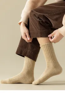Nahaufnahme von dicken Woll-Thermosocken mit Rippstrick für Herren im Outfit.
