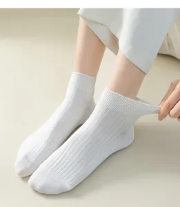 White ribbed cotton ankle socks for women, breathable short socks detail showing elasticity.