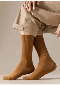 Detailansicht der verdickten Handtuchboden Baumwollsocken für Herren, warm und bequem im Herbst.