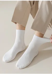 Chaussettes unies blanches en modal pour hommes, respirantes et confortables basiques.