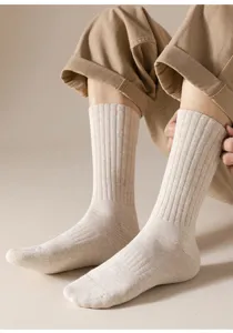 Detailaufnahme dicker gerippter Baumwollsocken in neutralem Haferton, weich und bequem.