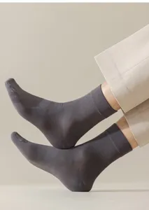 Vue de détail en gros plan de chaussettes de costume pour hommes en modal gris foncé respirant.